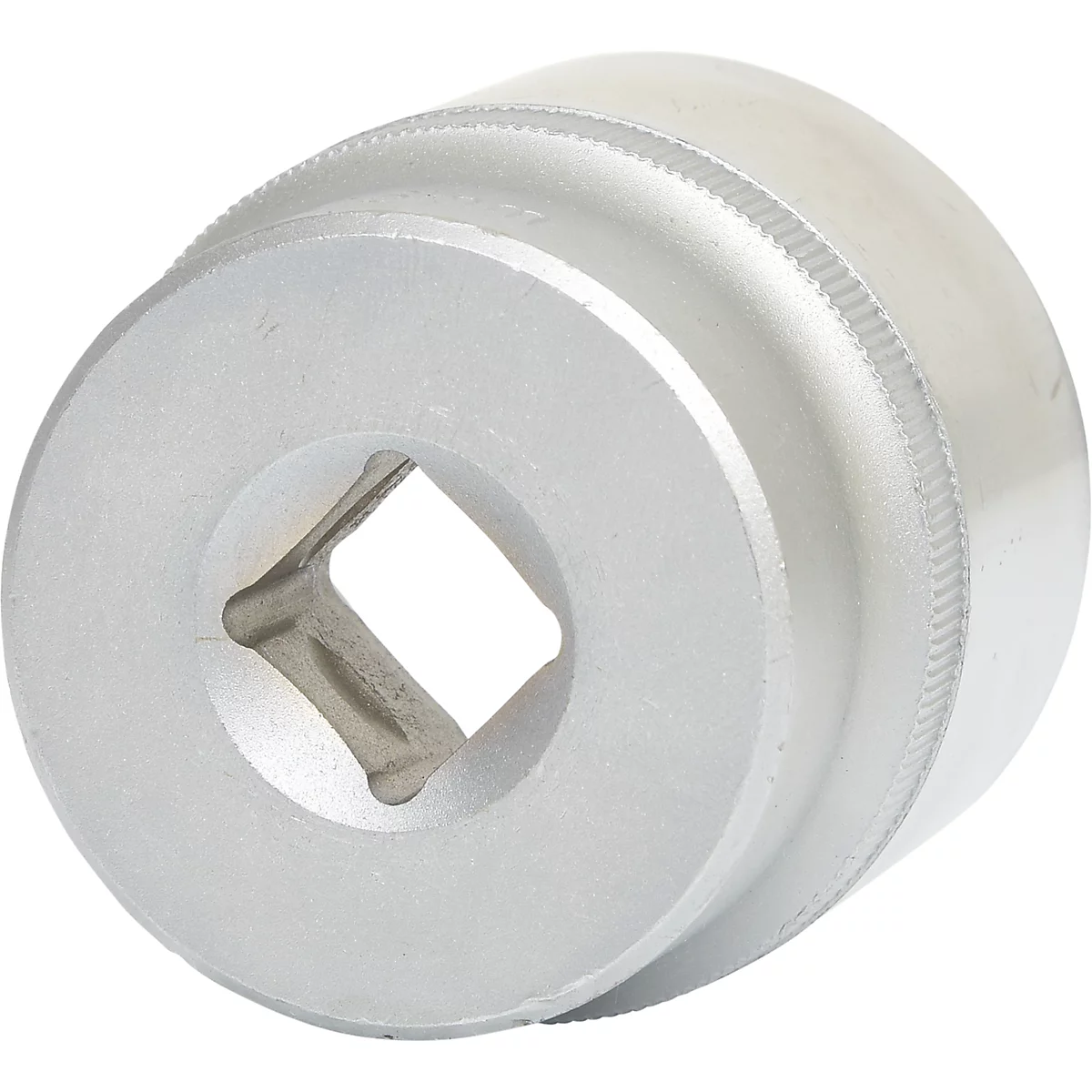 Silberne Steckschlüssel-Nuss mit quadratischer Öffnung und geriffelter Außenfläche.